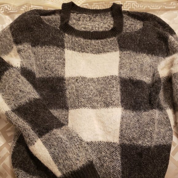 Cold shoulder/peep shoulder buffalo plaid soft sweater - Picture 1 of 2